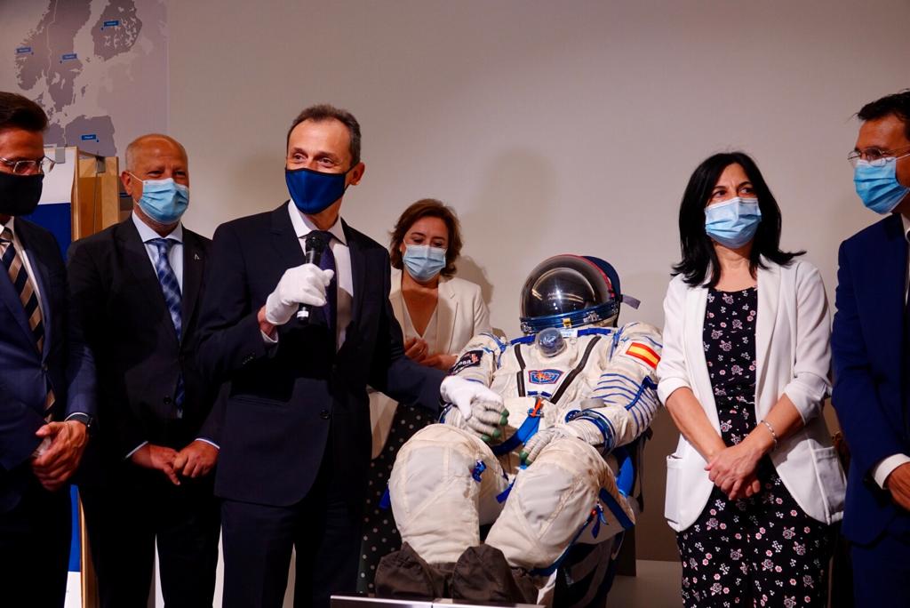 Ha mostrado un traje espacial, ha hablado sobre la vacuna del coronavirus y ha aprovechado para anunciar su candidatura a la presidencia de la Agencia Espacial Europea