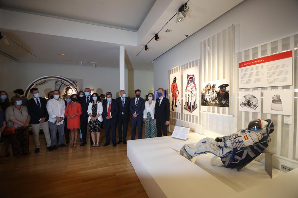 Ha mostrado un traje espacial, ha hablado sobre la vacuna del coronavirus y ha aprovechado para anunciar su candidatura a la presidencia de la Agencia Espacial Europea