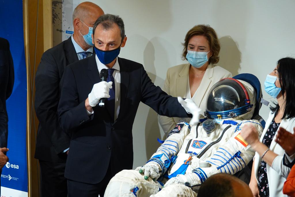 Ha mostrado un traje espacial, ha hablado sobre la vacuna del coronavirus y ha aprovechado para anunciar su candidatura a la presidencia de la Agencia Espacial Europea