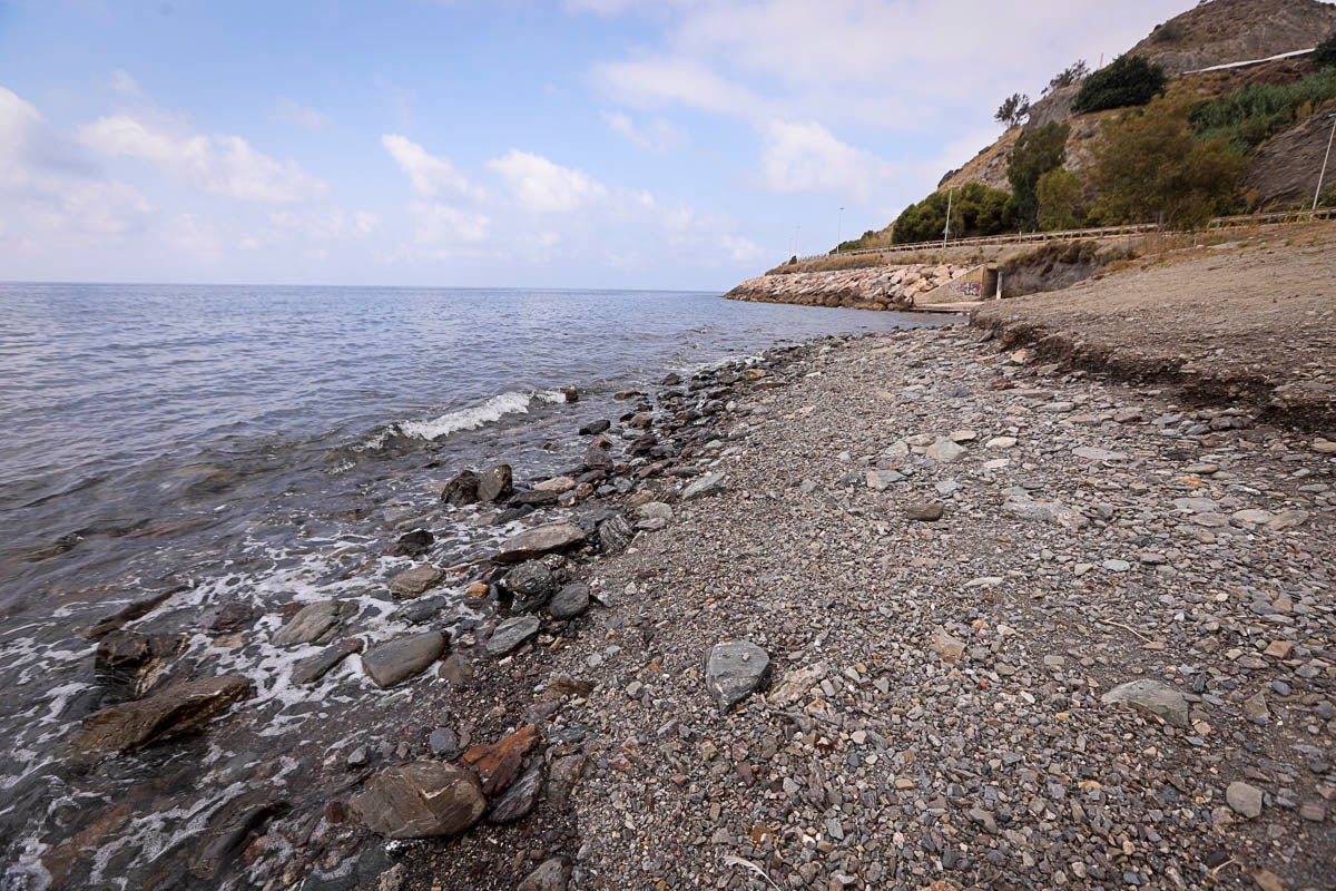 Con cada temporal, el mar se come la arena y frena el despegue turístico de un pueblo que vive de la agricultura bajo plástico
