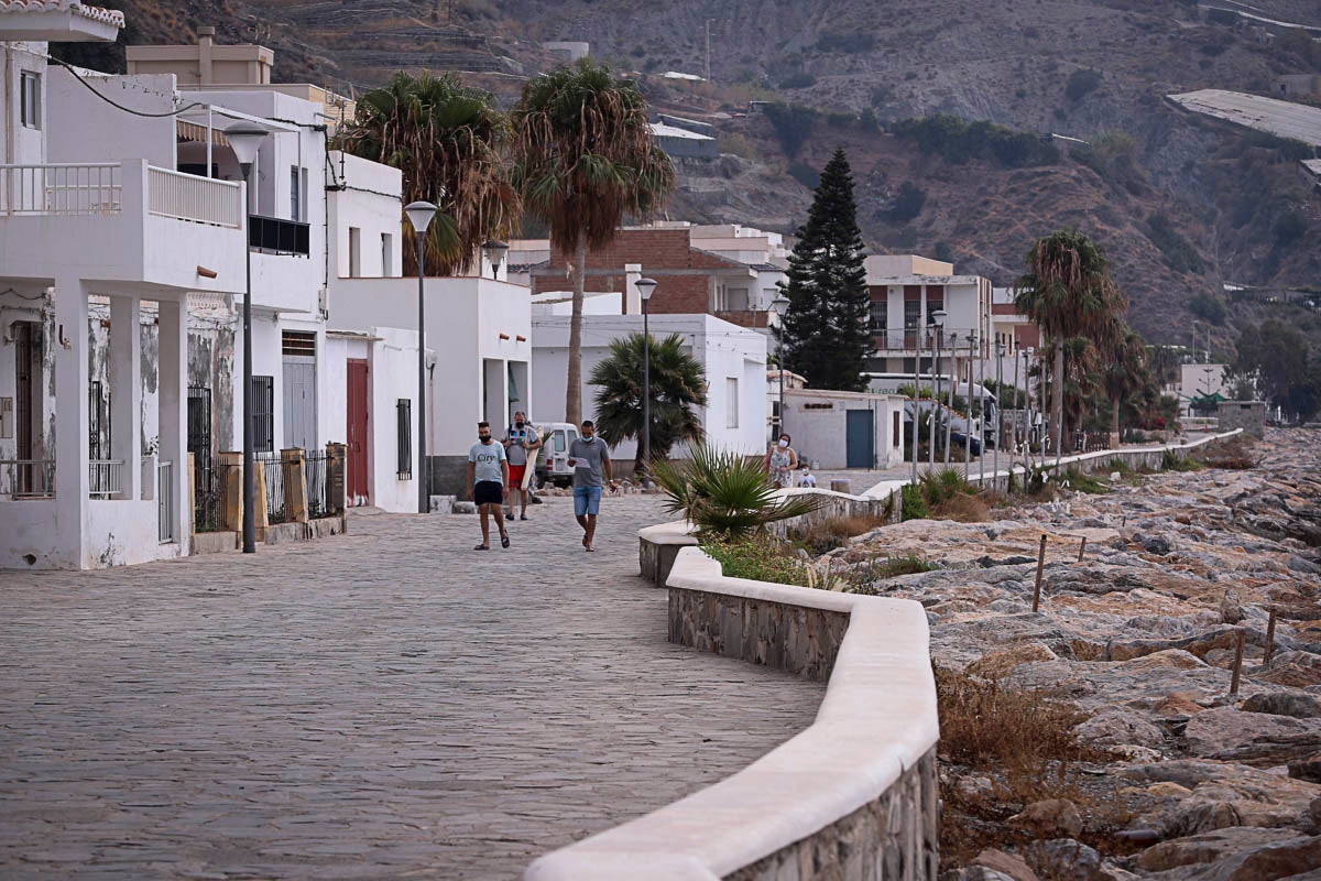Con cada temporal, el mar se come la arena y frena el despegue turístico de un pueblo que vive de la agricultura bajo plástico