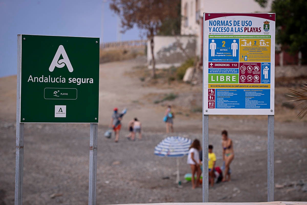 Con cada temporal, el mar se come la arena y frena el despegue turístico de un pueblo que vive de la agricultura bajo plástico