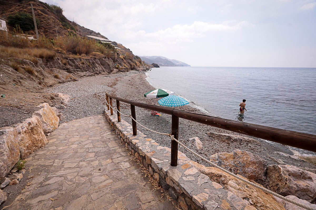 Con cada temporal, el mar se come la arena y frena el despegue turístico de un pueblo que vive de la agricultura bajo plástico