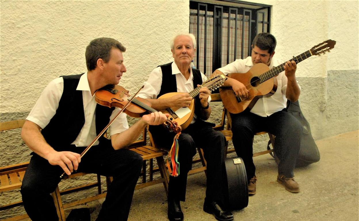 Tres músicos de Pórtugos, localidad donde el Festival se celebró en 2019.
