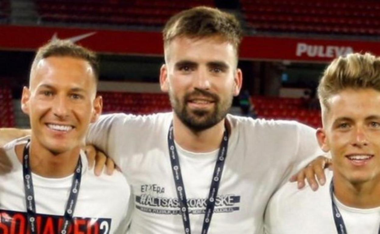 Unai Etxebarria, con la camiseta de la polémica, en el centro de la fotografía. 