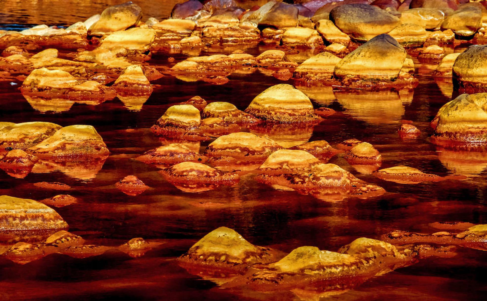 Entre riberas de aguas de cobre y sangre