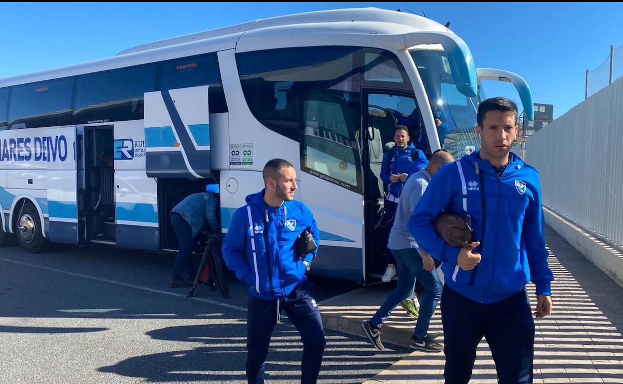 Los jugadores azulillos descienden del autobús a su regreso a Linares tras la suspensión. 