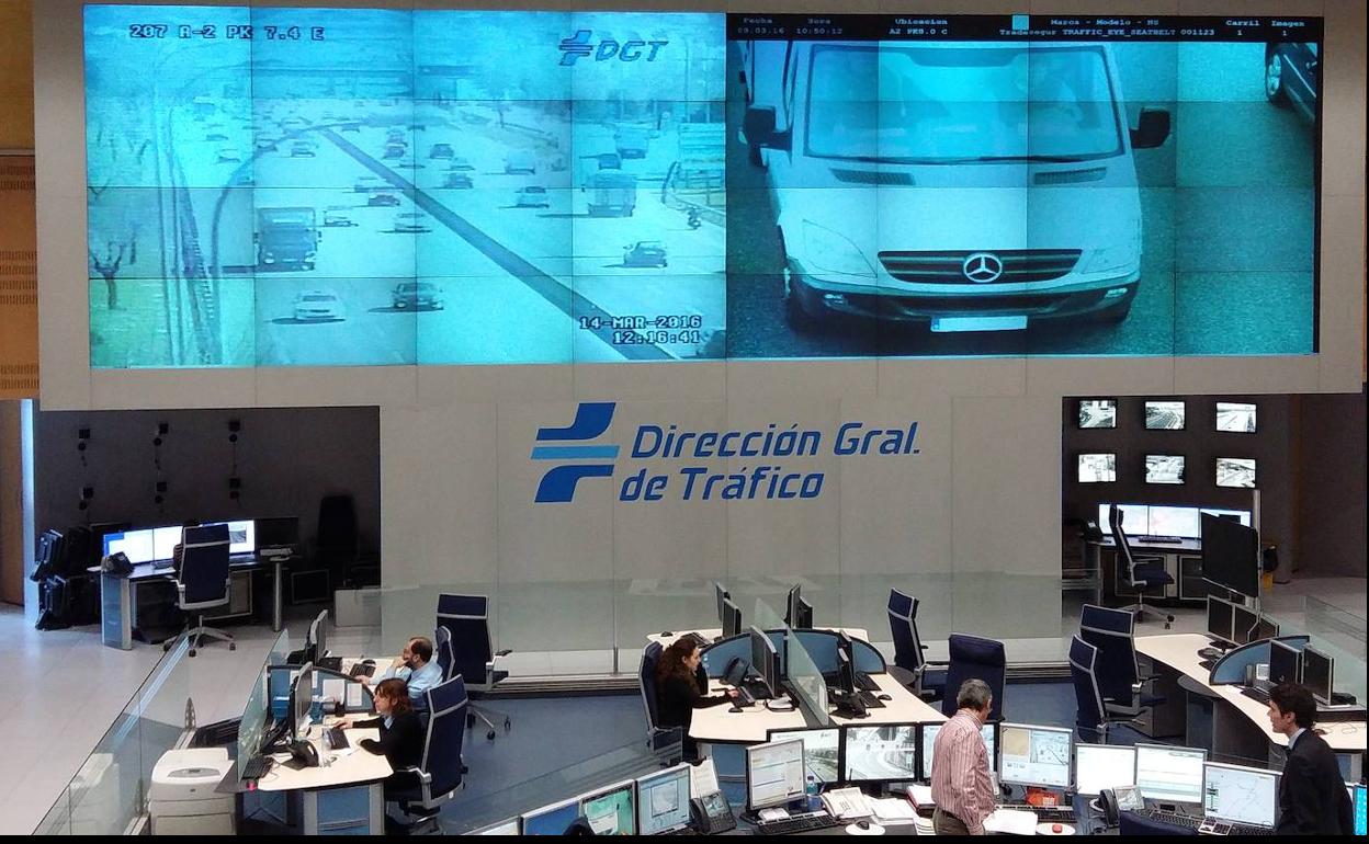 Centro de control de operaciones de la DGTcon las carreteras al fondo con tráfico denso. 