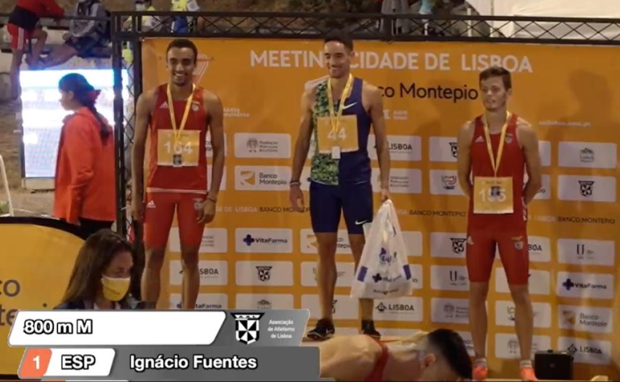 Ignacio Fontes ocupa el podio en un instante de la retransmisión. 