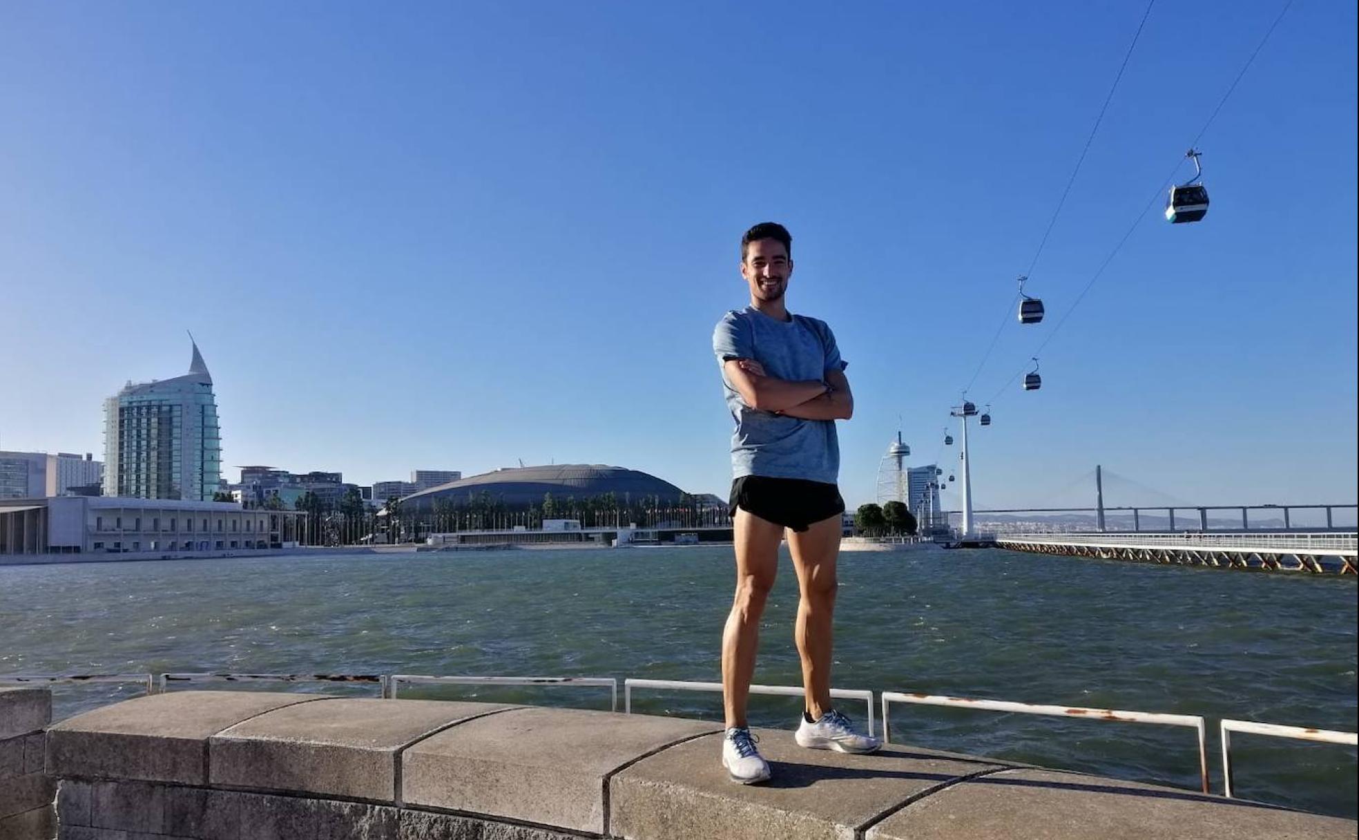 Ignacio Fontes posa en Lisboa con el Parque de las Naciones de la ciudad a su espalda, con la famosa torre Vasco da Gama, junto al Tajo. 