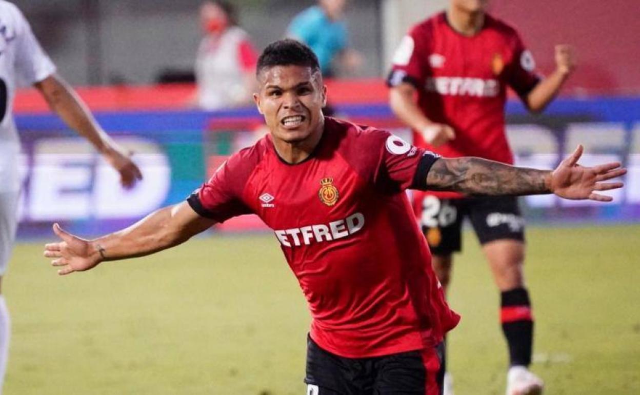 Cucho Hernández celebra el gol que marcó al Granada en la penúltima jornada de Liga. 