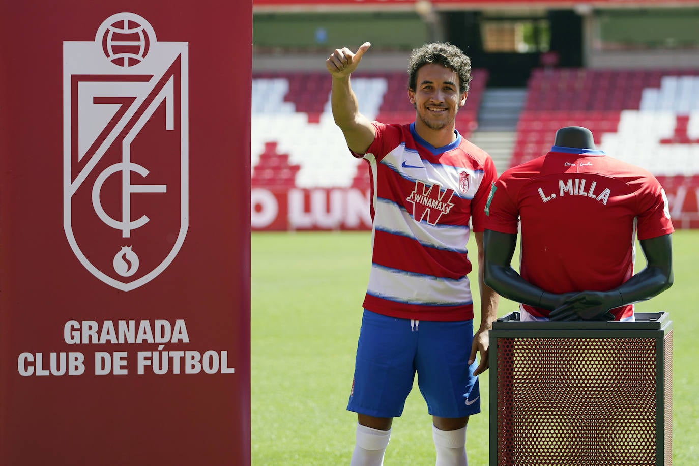 El primer fichaje del Granada CF en la presente temporada ha comparecido este lunes ante los medios de comunicación 