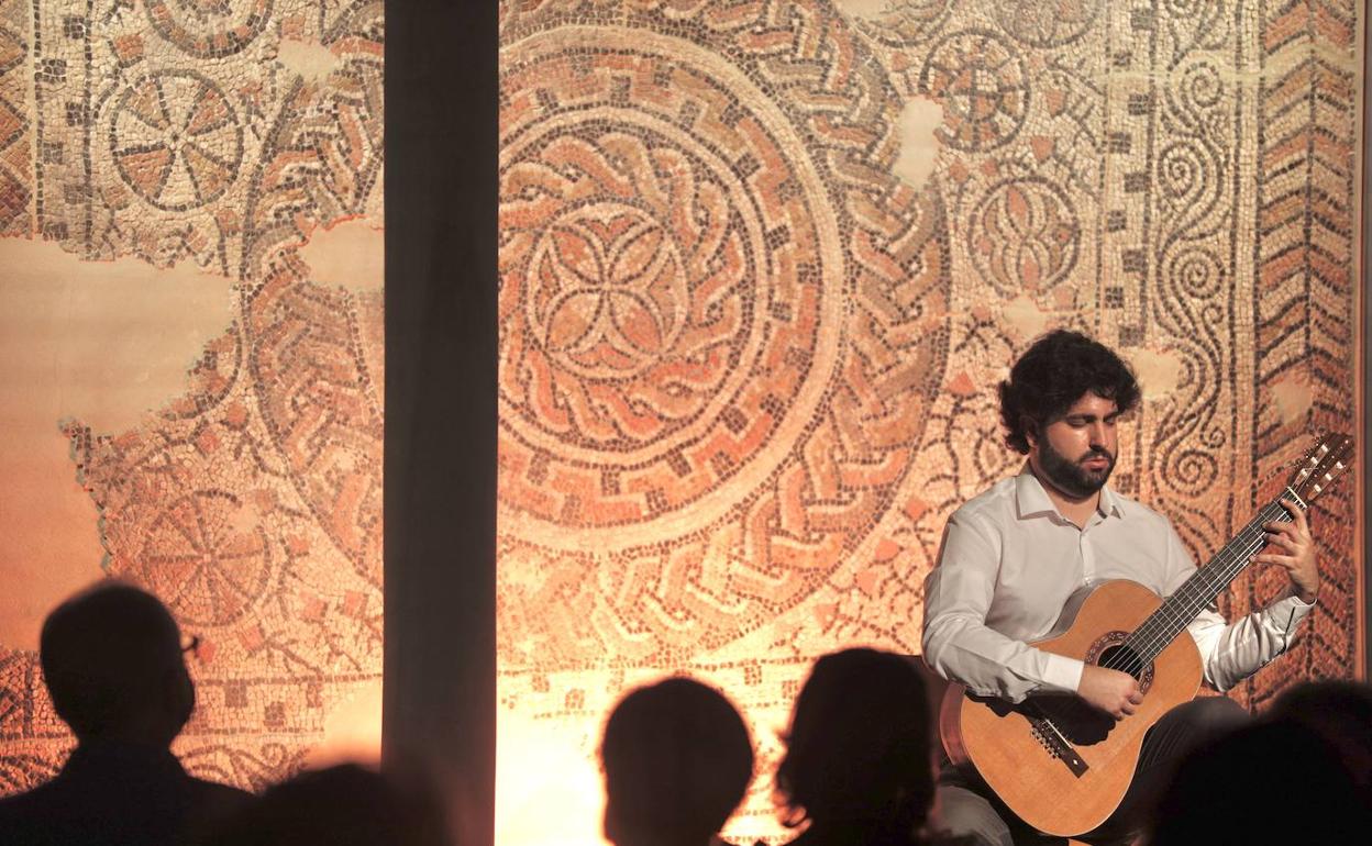 Rafael Aguirre, anoche ante el mosaico que preside el patio del Museo Arquueológico.