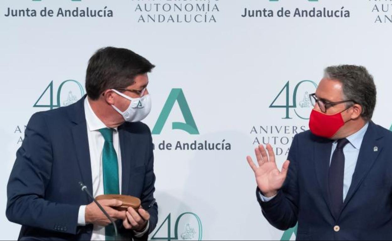 El vicepresidente del Gobierno andaluz, Juan Marín (i) y el consejero de Presidencia y portavoz del Gobierno, Elías Bendodo, durante la rueda de prensa que han ofrecido posterior al Consejo de Gobierno. 