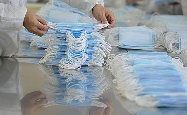 Sanidad aclara en qué contenedor hay que tirar los guantes y mascarillas