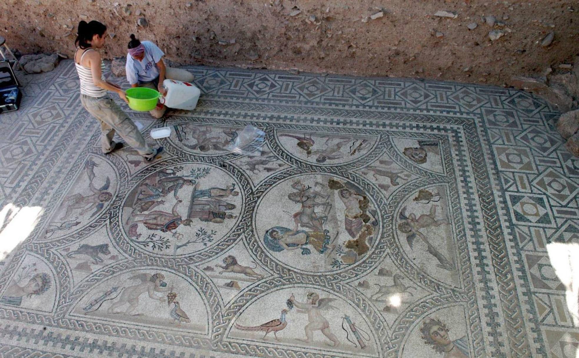 Trabajos arqueológicos sobre el mosaico romano de Cástulo. 