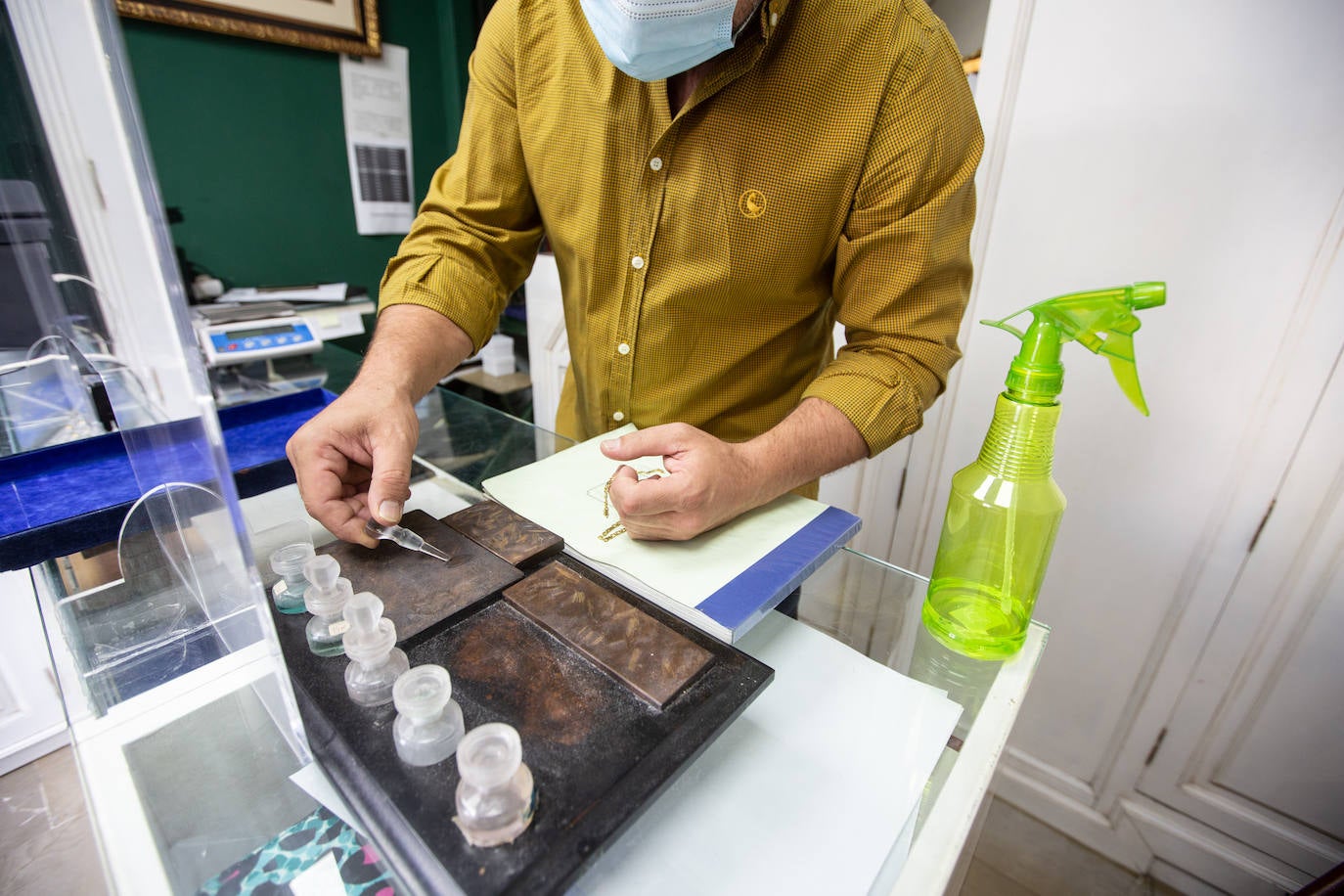 Prueba con reactivo para comprobar los quilates.