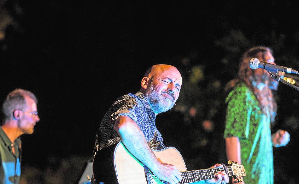 Jaime Párrizas, Quni Almendros e Ihmaele, durante su actuación.