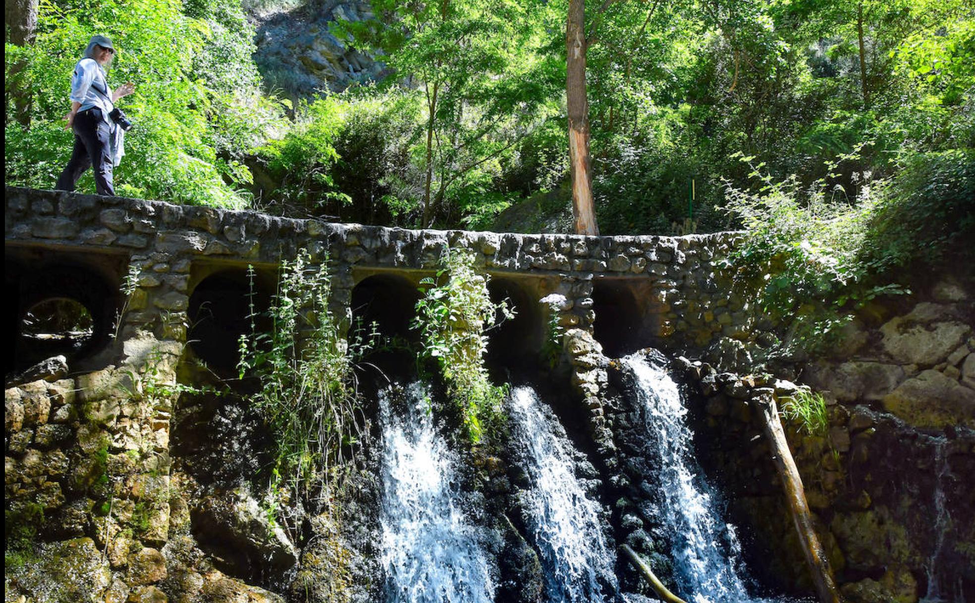 El río Andarax pasa caudaloso bajo uno de los puentes del carril de acceso a la sierra. 