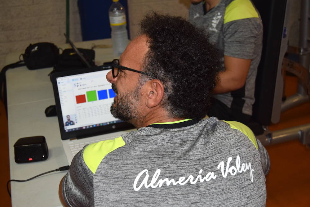 El técnico ha trabajado para sacar a la pista lo ideado en el ordenador. 