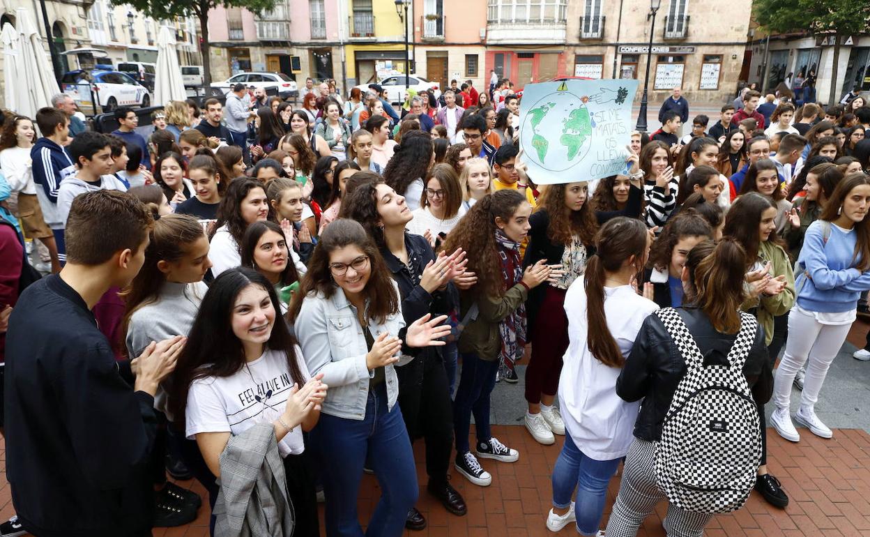 Una multitud de jóvenes participa en una concentración durante la huelga por el cambio climático. 