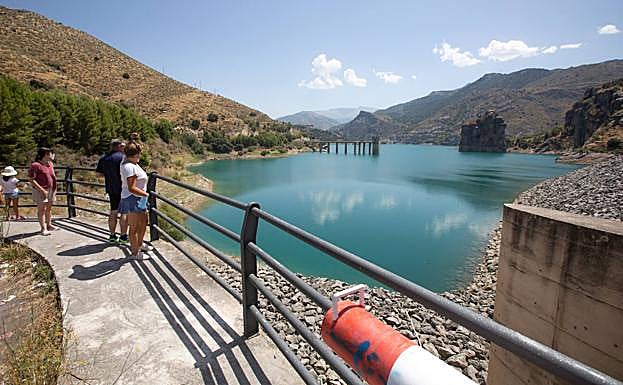 Imagen principal - Pantano de Canales, ayer.