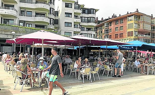 Imagen principal - Arriba, terrazas en el paseo marítimo. En medio, Palacio de Narros. Abajo, contador de bañistas en la playa.