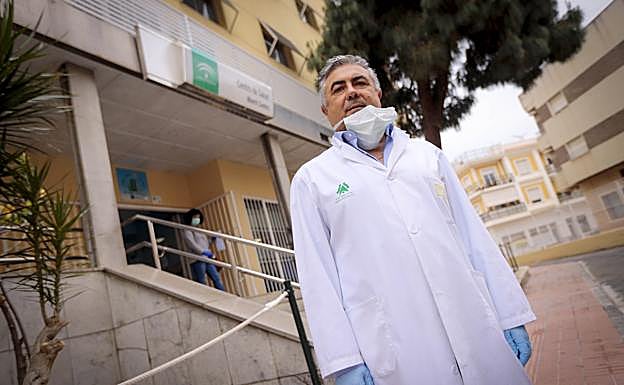 El médico motrileño a las puertas del centro de salud. 