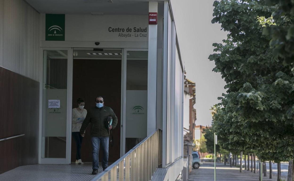 Granada supera dos brotes pero suma 23 nuevos positivos