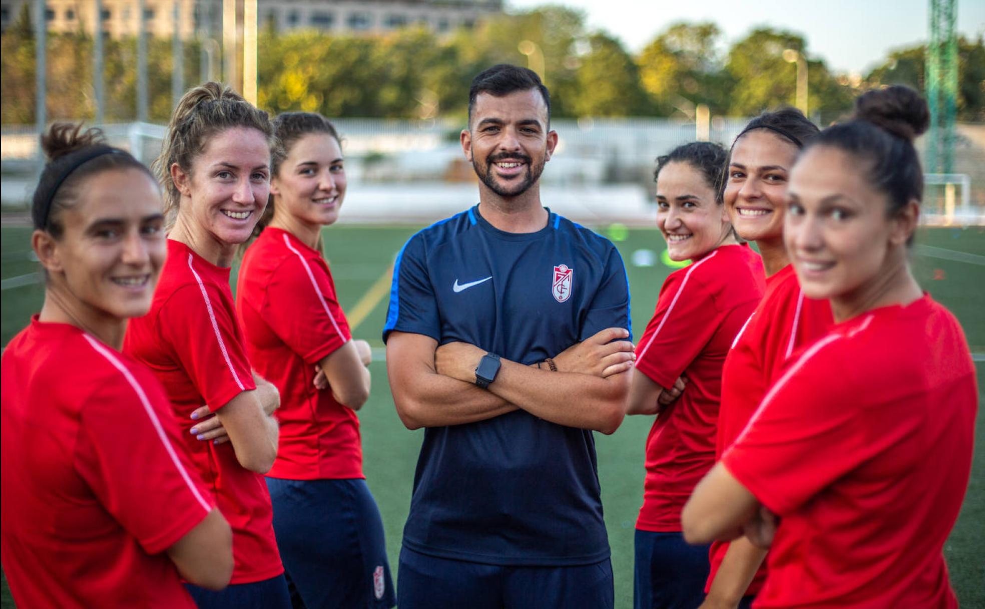 José Ángel Herrera, nuevo entrenador del Granada Femenino, flanqueado por Elo, Laura Pérez, Cristina Moreno, Urre, Lauri y Mari, supervivientes del año en Primera, en el Estadio de la Juventud. 