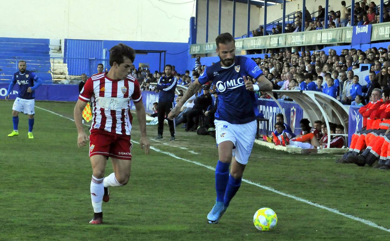 Josema avanzando con el balón en un partido de la temporada regular en Linarejos. 