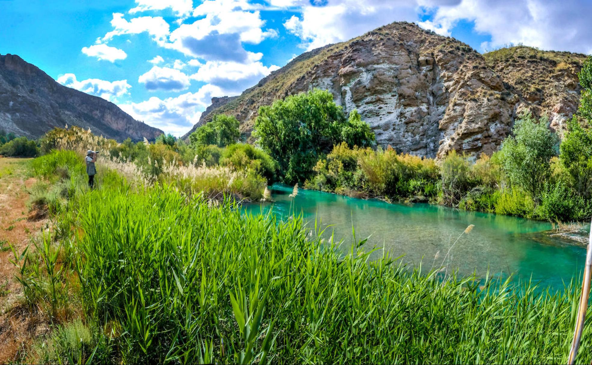 El río Guadiana Menor se remansa tras la presa del embalse del Negratín y genera paisajes fundamentales del Geoparque. 