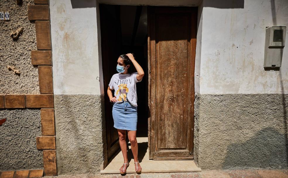 Cristina trabaja en el Ayuntamiento de La Puebla de Don Fadrique y esta mañana se ha hecho la PCR. Espera en su casa los resultados, que llegarán mañana martes. 