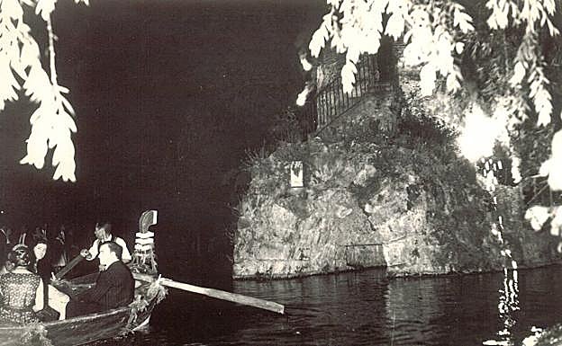 Imagen de un paseo en barca en el estanque del Carmen de los Mártires tomada por el fotógrafo Torres Molina en el año 1952.