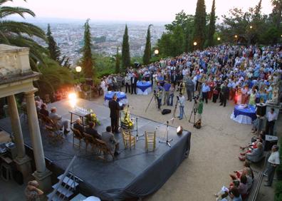 Imagen secundaria 1 - Arriba, restauración de estatuas acometida en 2017. Abajo, los Mártires acogen infinidad de actos sociales. Abajo, los pavos reales que habitan en el Carmen.