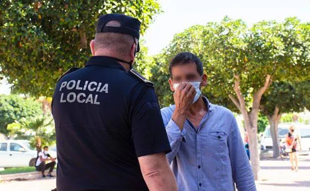 La Junta «ya está enviando» las 1.200 primeras multas en Almería por ignorar las medidas 'anticovid'