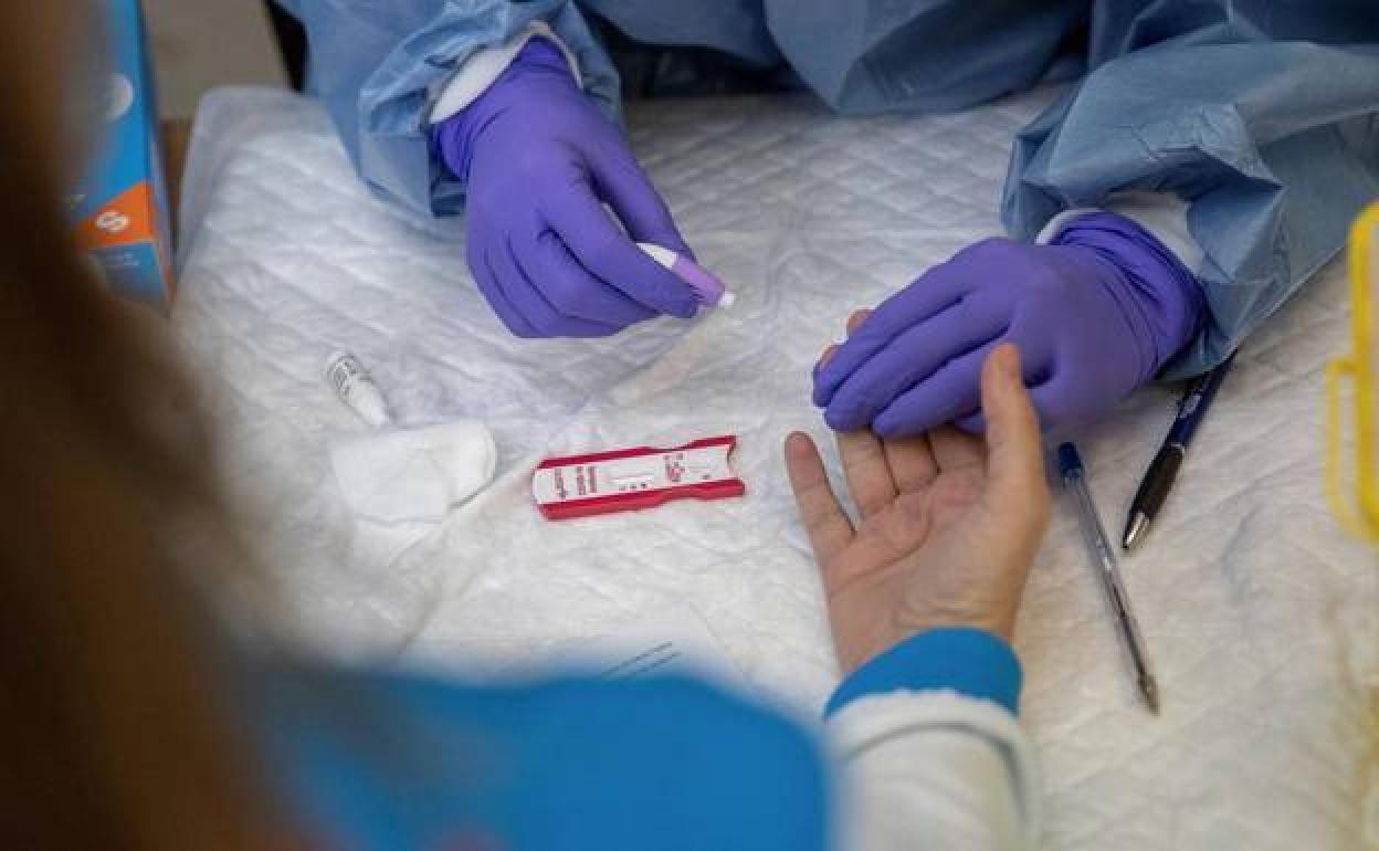 Revelan durante cuánto tiempo dan positivo los contagiados de coronavirus