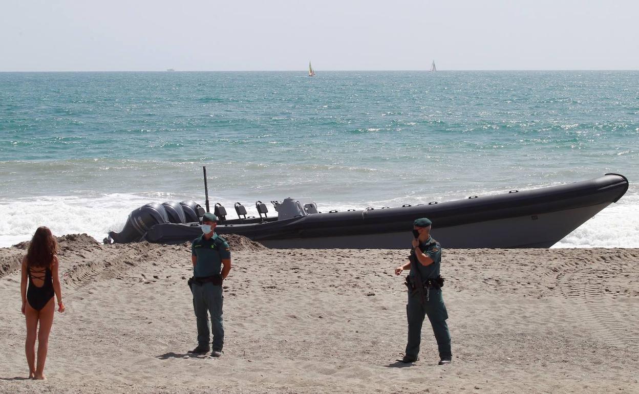 Imagen de una narcolancha en una playa de Cádiz de la semana pasada en una operación de desembarco de hachís frustada por la GuardiaCivil. 