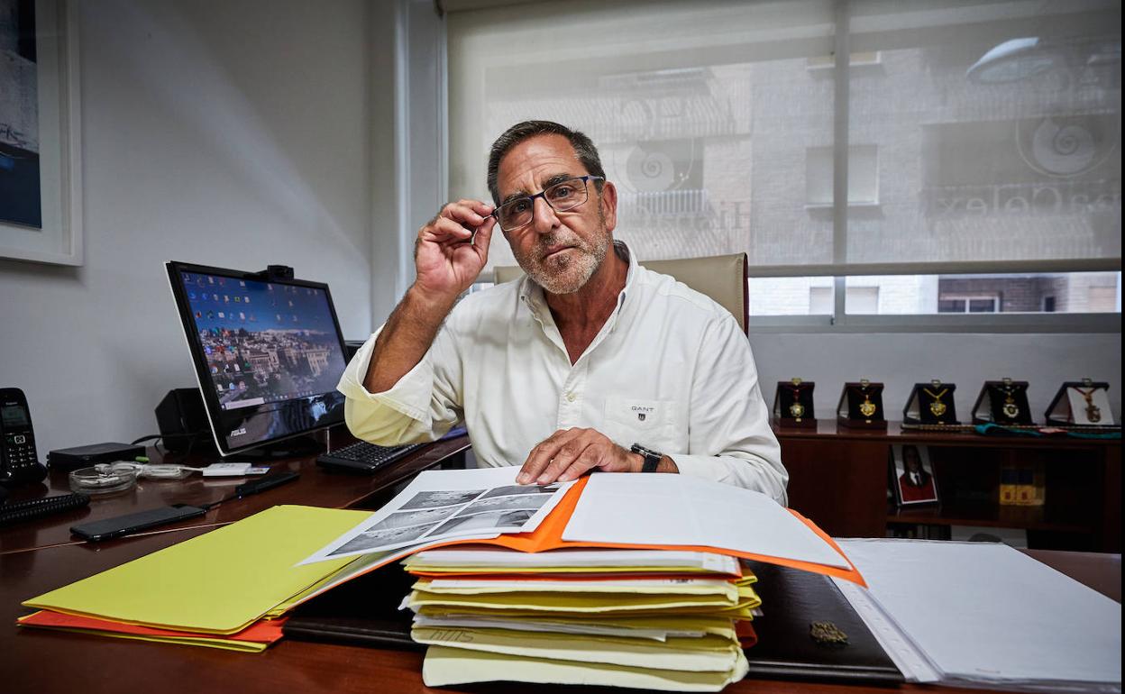 Leandro Cabrera, en su despacho, donde reanudó ayer su labor profesional. 