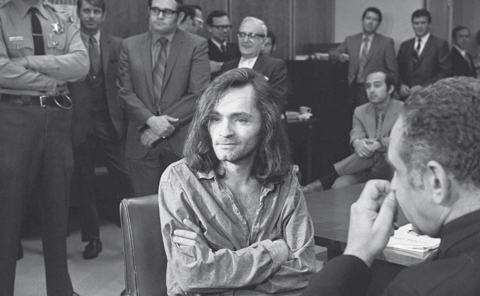 Charles Manson con su abogado en el jucio por la masacre de Cielo Drive