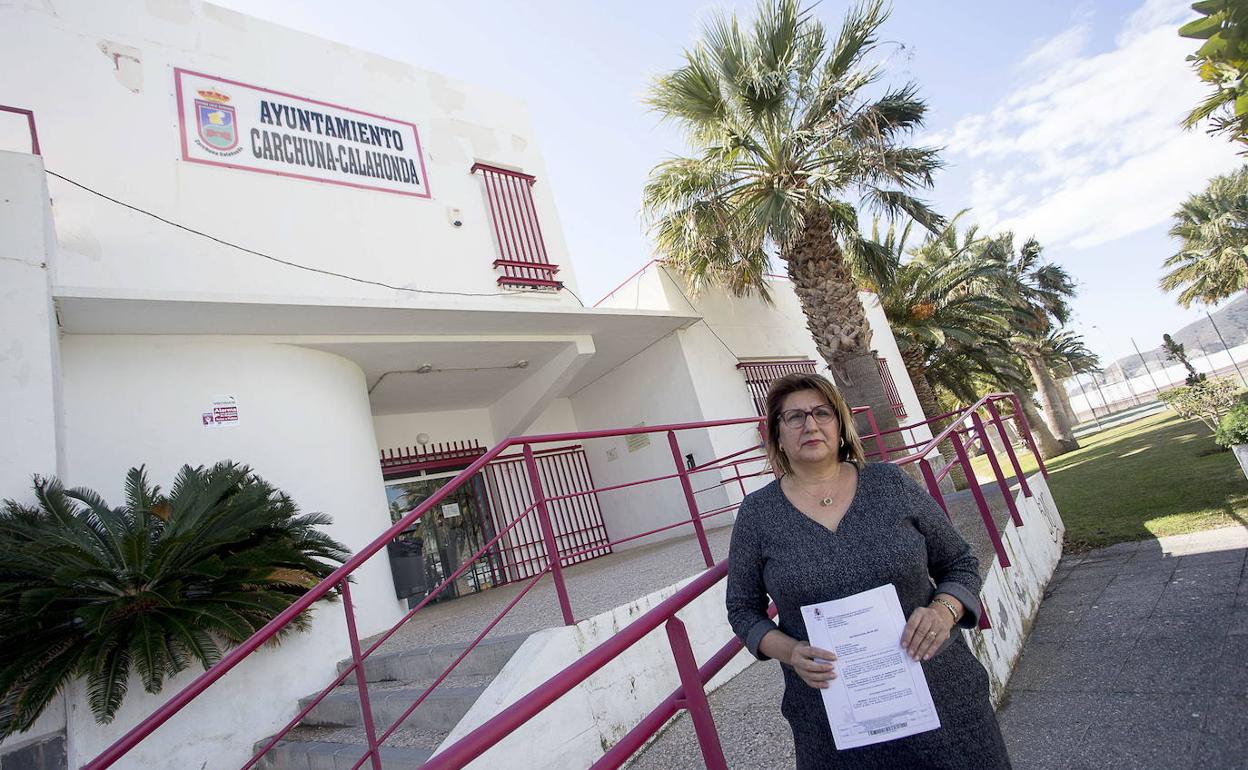 La presidenta de la ELA en la puerta del ayuntamiento de la localidad.