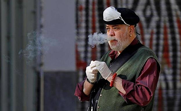 La Junta de Andalucía estudia la prohibición de fumar en la calle y en terrazas