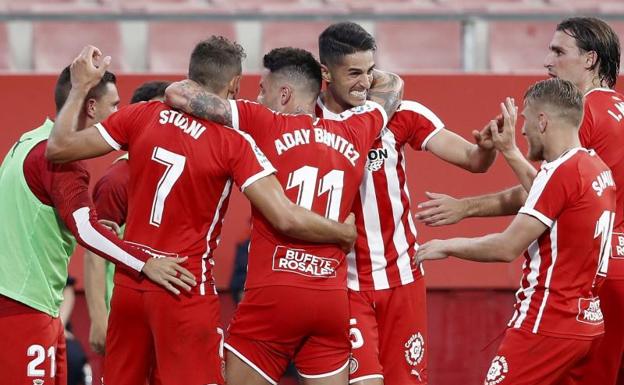 Los jugadores del Girona celebran el gol de Stuani.