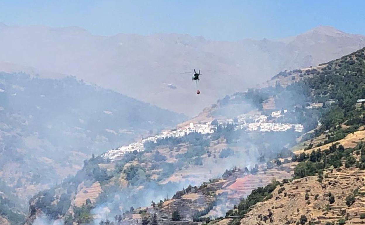 El Infoca da por controlado el fuego de Bubión