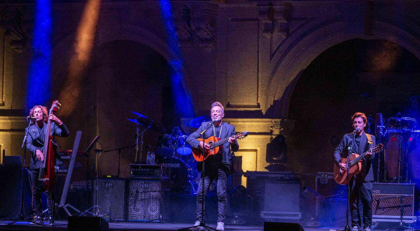 Imagen principal - Algunos momentos de la actuación de 'Café Quijano'. 