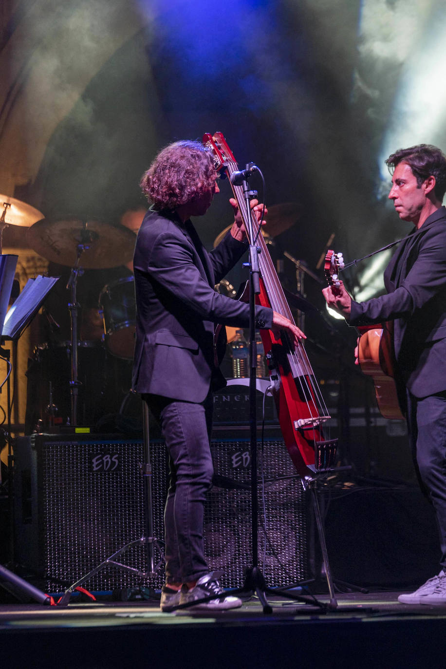 Imagen secundaria 1 - Algunos momentos de la actuación de 'Café Quijano'. 