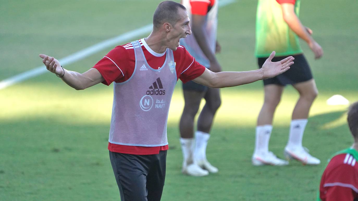Petrovic pide intensidad a sus compañeros en el entrenamiento. 