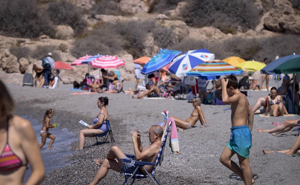 Cientos de personas disfrutaban ayer de las playas granadinas.