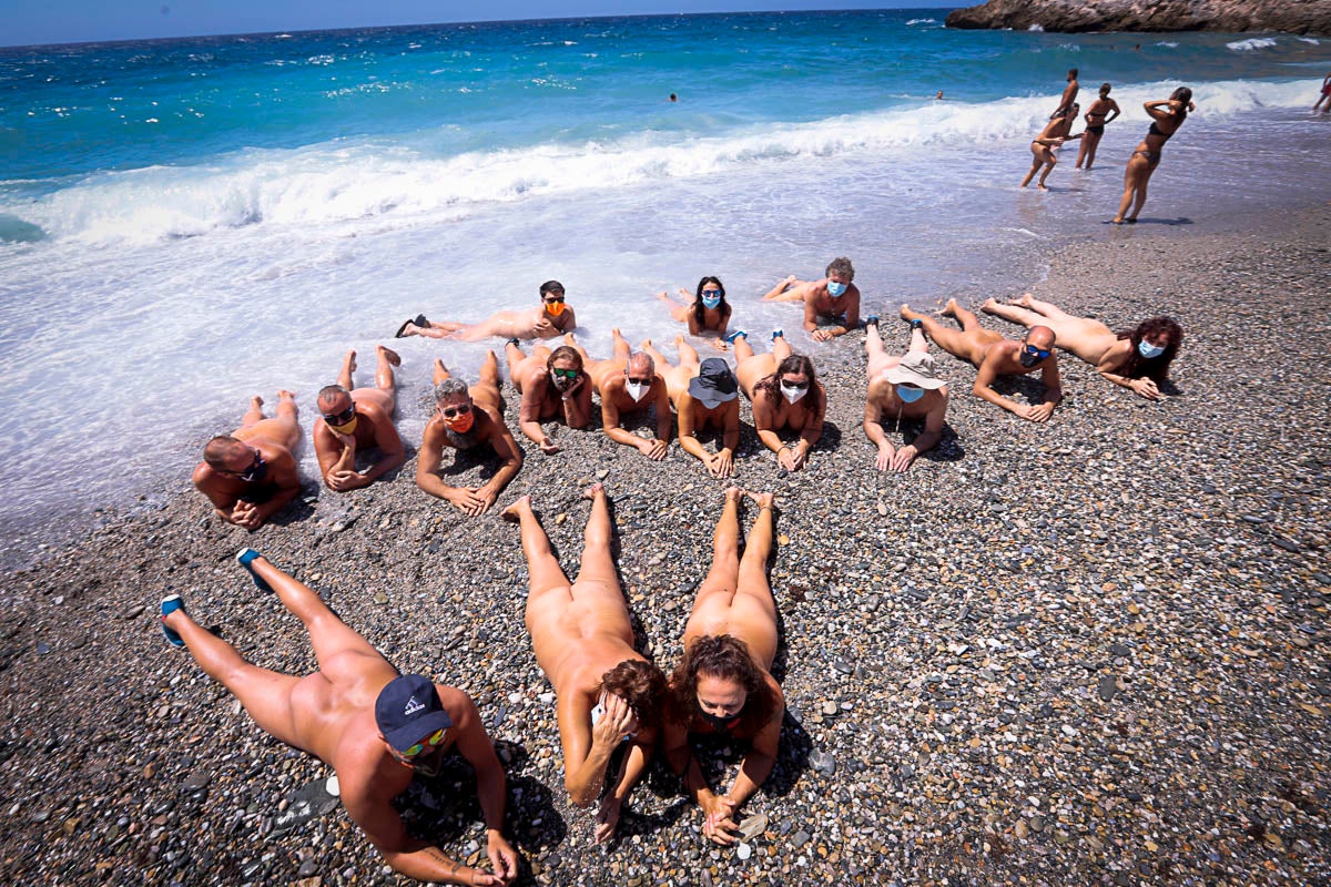 Fotos: La asociación Amigos de la Playa Nudista de Cantarriján reivindica su espacio