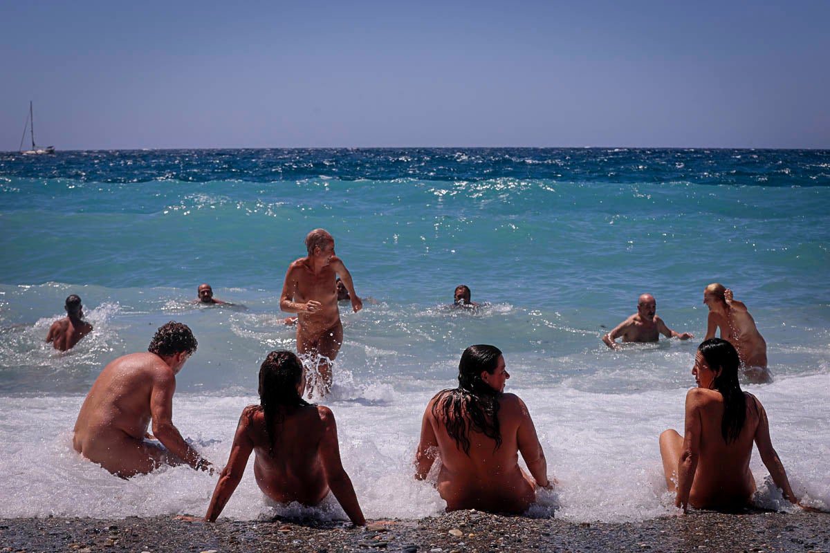 Fotos: La asociación Amigos de la Playa Nudista de Cantarriján reivindica su espacio